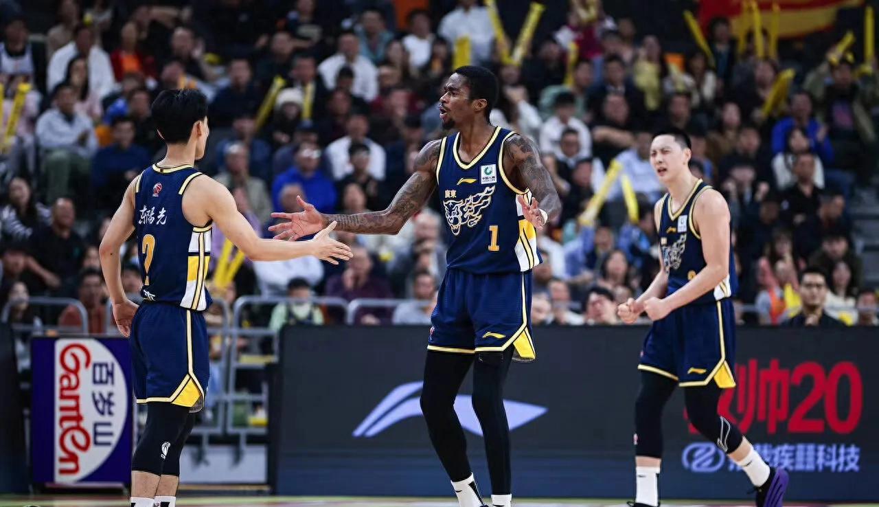 B体育官网-广东宏远好消息！麦考尔即将复出，已开始对抗训练