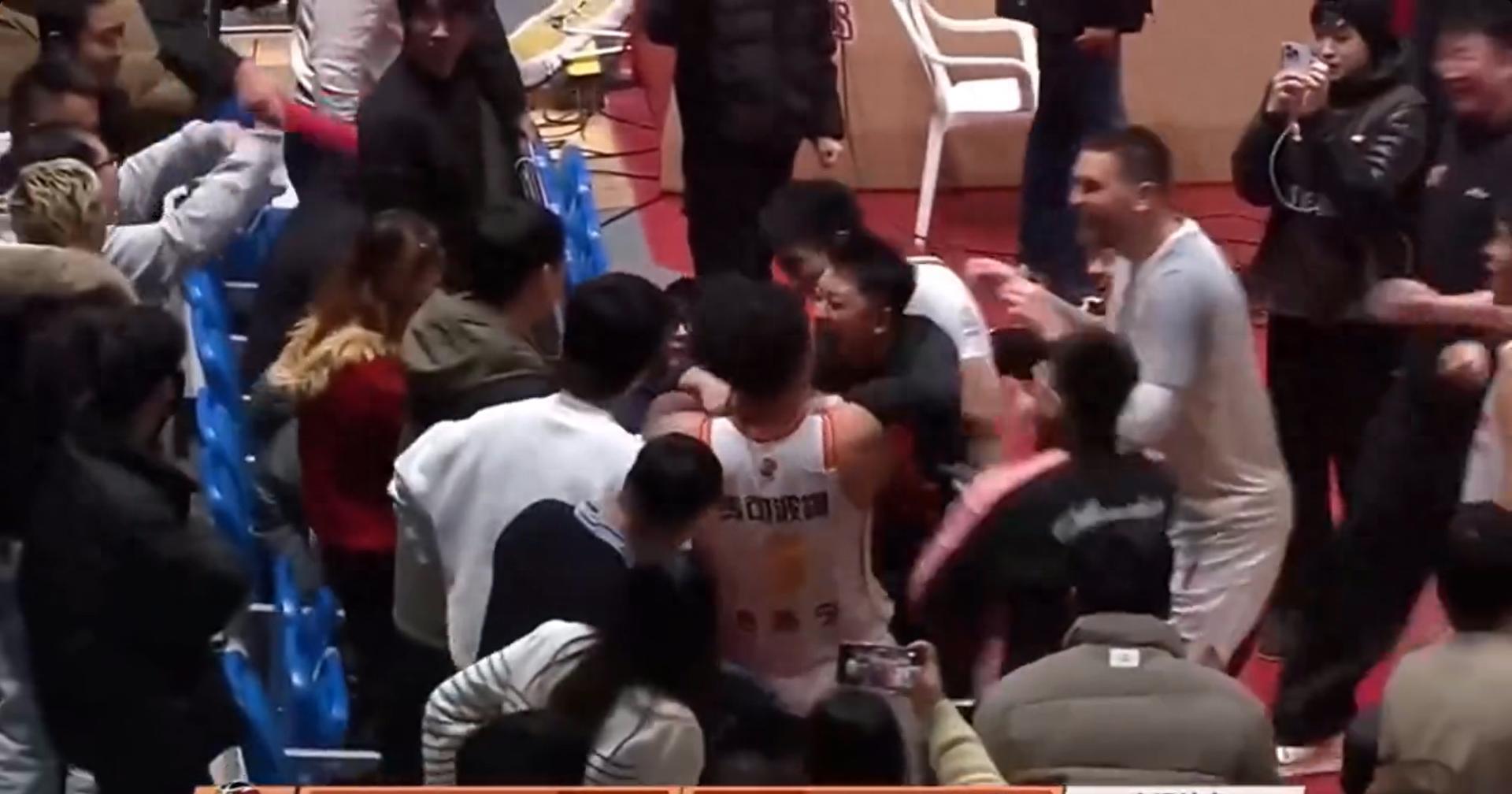 b体育-狂奔的黑马！双杀辽篮浙江，连克京沪两强，上季13名如今杀进前6