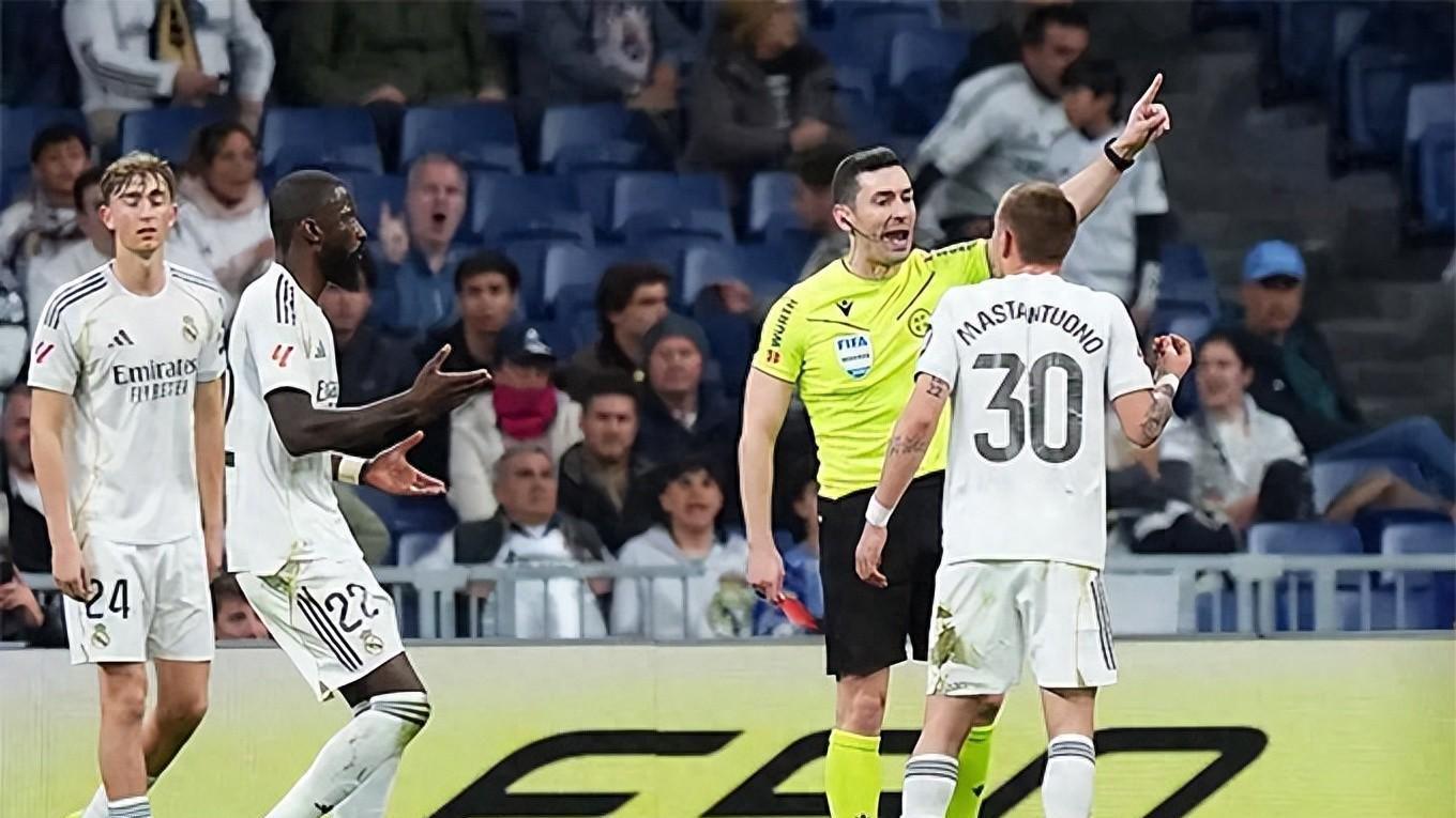 体育赛事直播-皇马失利后陷入新危机，球迷高呼“弗洛伦蒂诺下课”